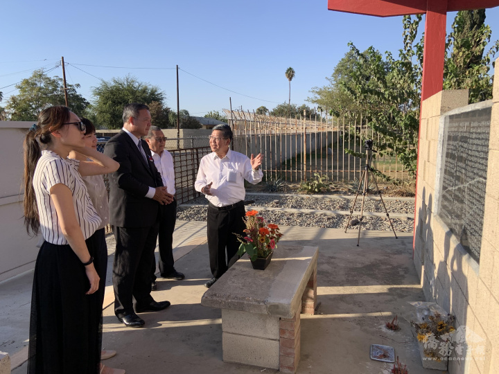 北架斐中華會館於舉辦會員大會及國慶聯歡晚會-陳敏永參訪先僑華人公墓，由該會館梁季熙、高肇麟共同主席接待