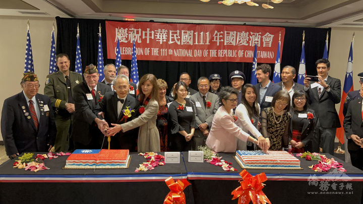 與會來賓共同切蛋糕慶祝中華民國生日快樂