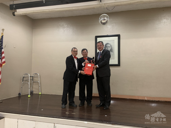 北架斐中華會館於舉辦會員大會及國慶聯歡晚會-陳敏永致贈茶葉禮盒，由該會館梁季熙、高肇麟共同主席接受