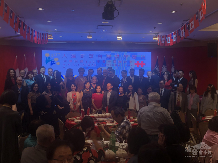 劉立欣伉儷與主流政要及僑界僑領合影慶賀雙十國慶