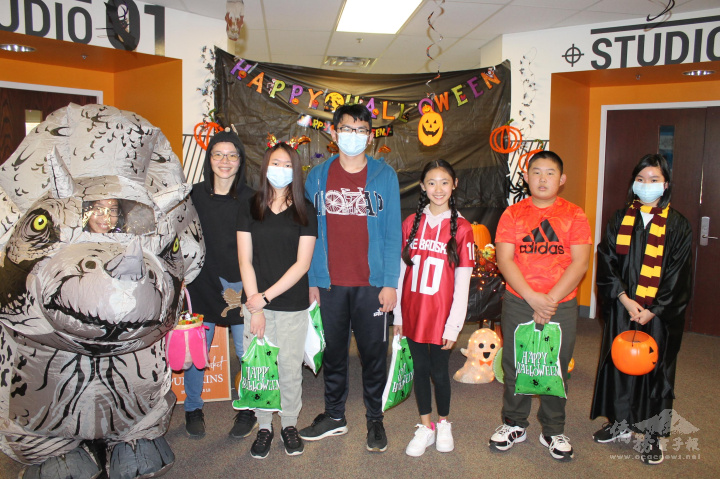 七年級班游文月老師與學生合影，恐龍造型驚豔全場