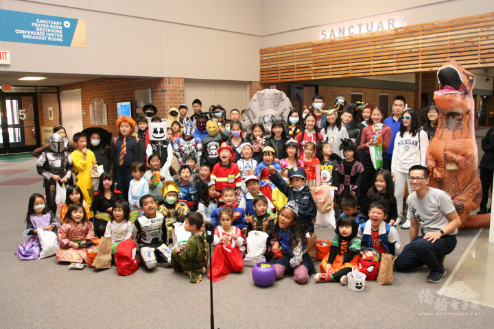 密西根中文學校全校師生及家長歡慶豐收節