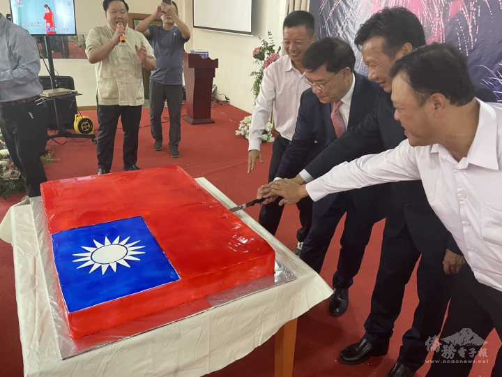 緬甸留臺同學總會趙德仁秘書長(左起)、駐緬甸代表處李朝成大使、緬甸臺商總會溫斯郎總會長、緬甸臺灣商貿會陳重坤秘書長一起切國旗蛋糕  ​