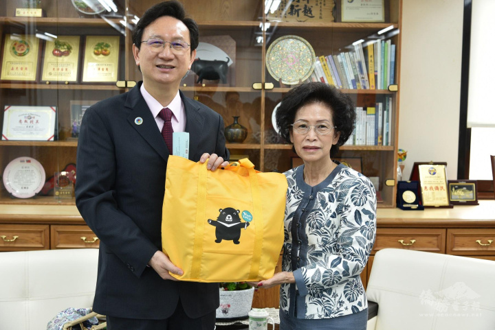 何素珍(左)對於獲邀擔任今年國慶大會僑胞致詞代表感到相當榮耀，圖為何素珍於10月5日拜會僑委會委員長童振源(右)，交流僑社與臺泰關係議題