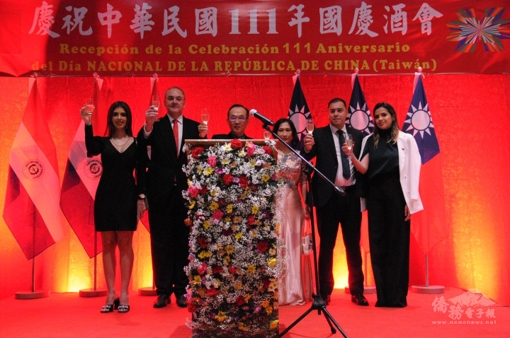 左起岡薩雷斯伉儷、張俊彬伉儷、普列托伉儷共同舉杯祝中華民國生日快樂