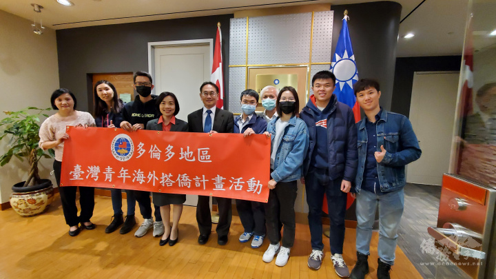 多倫多地區搭僑計劃活動留學生黃士瑄（右1）、柯佑霖（右2）、翁福德（右3）、孫亦莊（右4）、陳昱瑋（左3）及劉玉婷（左2）於10月7日下午拜會駐多倫多辦事處並與處長陳錦玲（左4）、副處長陳冠中（左5）合影