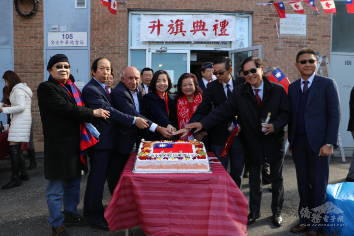多倫多全僑國慶升旗典禮中，駐多倫多辦事處處長陳錦玲(左四)、MPP Aris Babikian (左三)、僑教中心孫國祥主任(右三) 、安省中華總會館施善美主席(右四)、范瑋僑務委員(右二)、多倫多台貿中心主任李身偉(右一)、僑務諮詢委員麥鴻及楊俊宏(左一、二)共同比出手勢切國旗生日蛋糕，慶賀中華民國國慶（黃乃文攝影）
