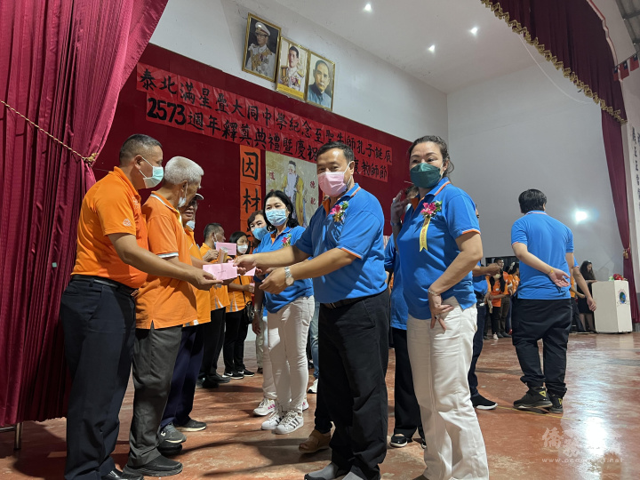 校友會會長段金龍率隊慰勞母校教師獻敬師金情景