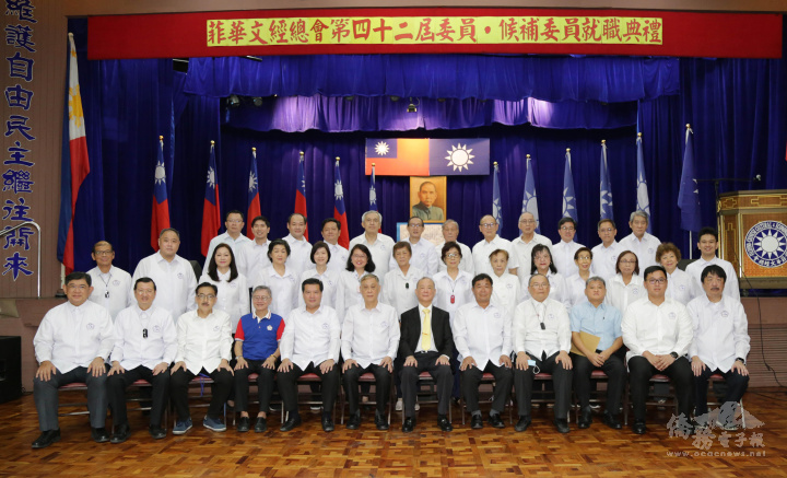 菲華文經總會新屆常務委員陳柏材〈左2〉、莊漢香〈右4〉、吳治平〈左3〉、黃仲庭〈左1〉、丁俊峰〈右2〉等人與大 會主席丁金煌〈右5〉、監誓員柯孫河〈右6〉合影