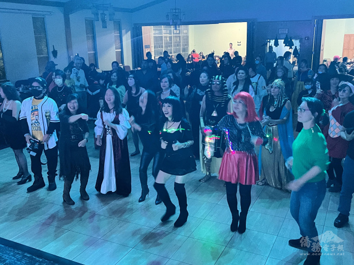 鄉親享受與體驗西方鬼節樂趣與歡樂