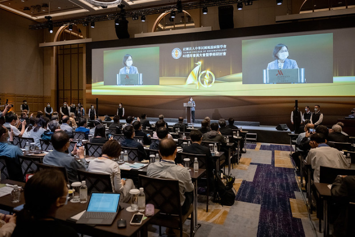 蔡英文總統16日上午出席「中華民國風濕病醫學會40週年會員大會暨學術研討會」