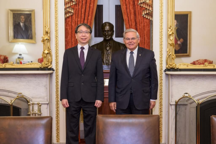 美國參議院外委會主席梅南德茲（右）16日在華府會見外交部政務次長蔡明彥（左）。（圖取自twitter.com/SFRCdems）