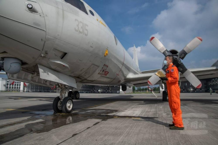 飛行員檢查飛機外觀。（取自中華民國空軍臉書）