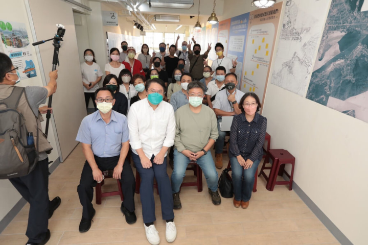 基隆市政府在正濱遊客中心設立的「願景收集站」12日開幕，基隆市長林右昌（前排左2）出席。（基隆市政府提供）