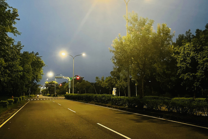 台南市柳營科技工業區暨環保科技園區智慧路燈22日正式點燈啟用，未來可結合監控平台提供照明節能、自動偵測故障及車流監測等功能。（台南市政府提供）