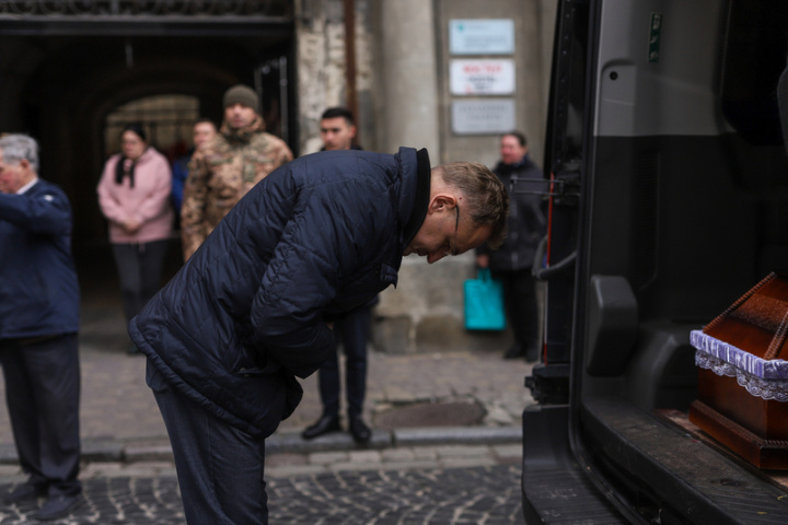 烏克蘭軍方14日為曾聖光舉辦追思儀式，利維夫（Lviv）市長薩多維向曾聖光靈柩鞠躬致意。（讀者提供）