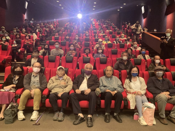 國家人權館1日以包場方式，邀請政治受難者團體成員欣賞電影「流麻溝十五號」，內容講述1950年代白色恐怖女性政治受難者被送往「綠島新生訓導處」集中感訓的真實故事，也讓現場觀眾心有所感。（國家人權博物館提供）