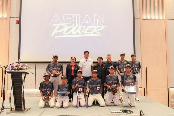 亞洲棒球總會會長辜仲諒（後排左3）27日捐贈泰國青少棒球員頭盔、球棒及手套等棒球相關設備，希望讓孩子們藉由棒球建立信心、找到翻轉人生的機會。（亞洲棒球總會提供）
