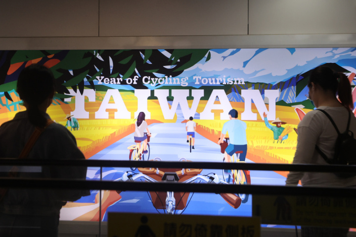 2022台北國際旅展4日將在南港展覽館登場，共有71個國家地區、40多家旅遊業者、超過130家飯店業者共1200個攤位參展，要搶攻接疫後旅遊市場。圖為桃園機場捷運站內刊登台灣旅遊廣告。