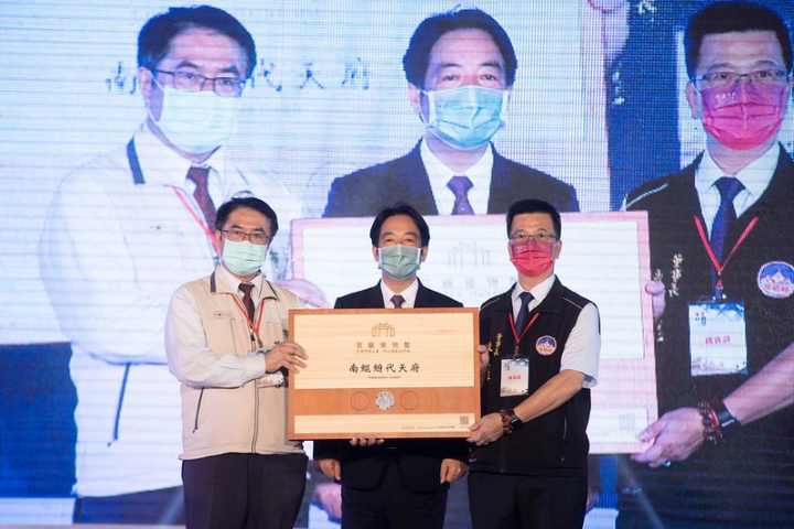 賴清德副總統11日傍晚前往臺南出席「2022鯤鯓王平安鹽祭開幕式暨南鯤鯓代天府慶讚建廟360週年」