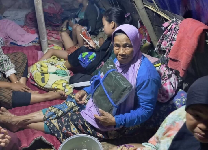 印尼災民收到台商捐贈物資，表示感謝。（三輪慈善基金會提供）