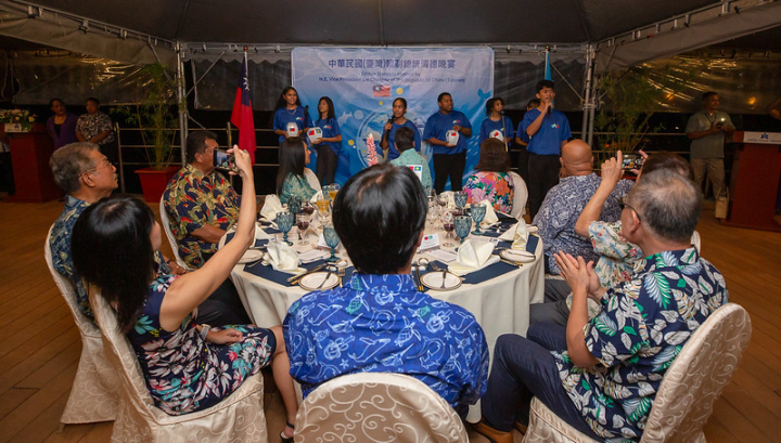 所有賓客欣賞帛國高中生以中文及帛琉文獻唱「手牽手」，象徵臺帛友誼，現場氣氛和樂歡愉