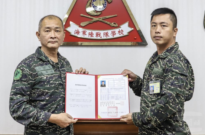 指揮官馬中將頒贈學員結訓合格證書。（海軍陸戰隊提供）