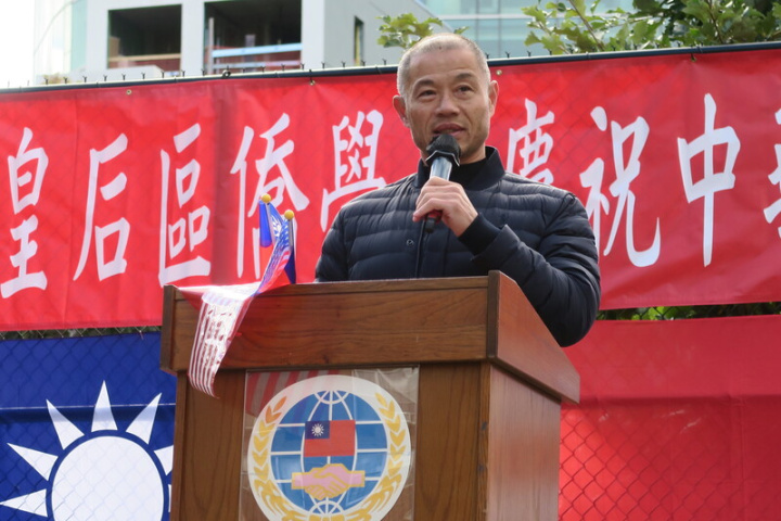 55歲的劉醇逸（圖）代表民主黨，在皇后區的紐約州參議會第16選區遭遇共和黨籍對手克魯斯挑戰。圖為劉醇逸10月8日參加皇后區雙十國慶活動發言