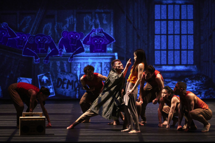 編舞家阿喀郎．汗（Akram Khan）新舞作「叢林奇譚」結合了舞蹈、音樂與動畫，為孩子們解說氣候變遷下的自然界反撲，12月2日到4日將在台中國家歌劇院演出。（台中國家歌劇院提供）