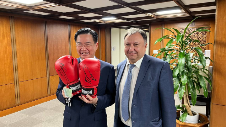 吳部長與攜帶基輔拳王市長克里契科和同為拳王的弟弟Wladimir Klitschko共同親簽手套的「對華政策跨國議會聯盟」（IPAC） 烏克蘭籍共同主席克尼茨基（Mykola Kniazhytskyi）合影。