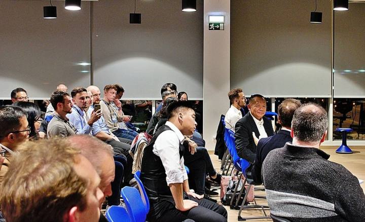 2022年里斯本網路高峰會（Web Summit Lisbon）11月1至4日在葡萄牙首都里斯本舉行，台灣7家新創公司參展，在會場交換意見。（駐葡萄牙代表處提供）