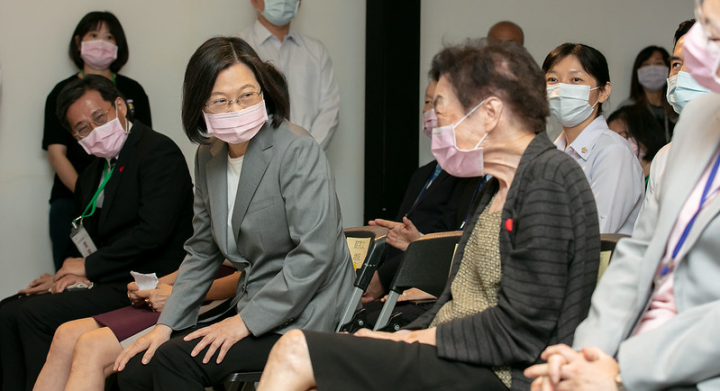 總統出席「『刻在生命裡的逗點—財團法人台灣癌症基金會25週年特展』記者會」