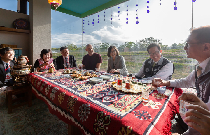 總統視察「臺灣客家茶文化館」