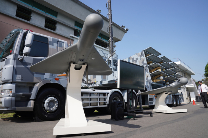 中科院15日邀請媒體參訪軍用無人機發展狀況，人員解說時指出，「劍翔」反輻射無人機體型小、機動性高、滯空時間長，且不需要跑道，是放在發射箱內並堆疊在發射車上，最多有12架無人攻擊機。