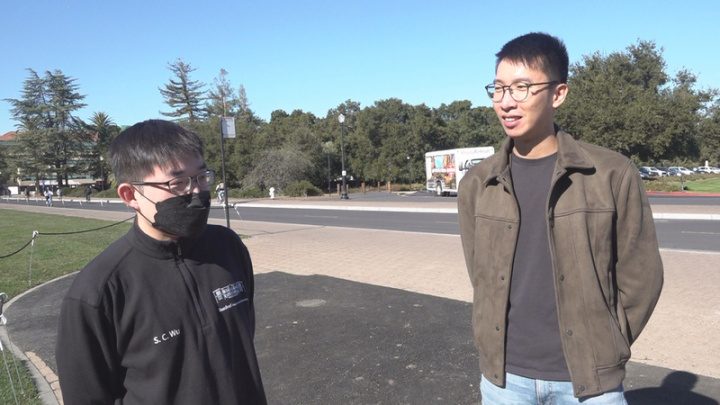 加州史丹佛大學台灣學生會會長林柏廷（右）和博士後研究員吳澍齊（左）談科技業凍結招聘，對求職者造成的心情影響。