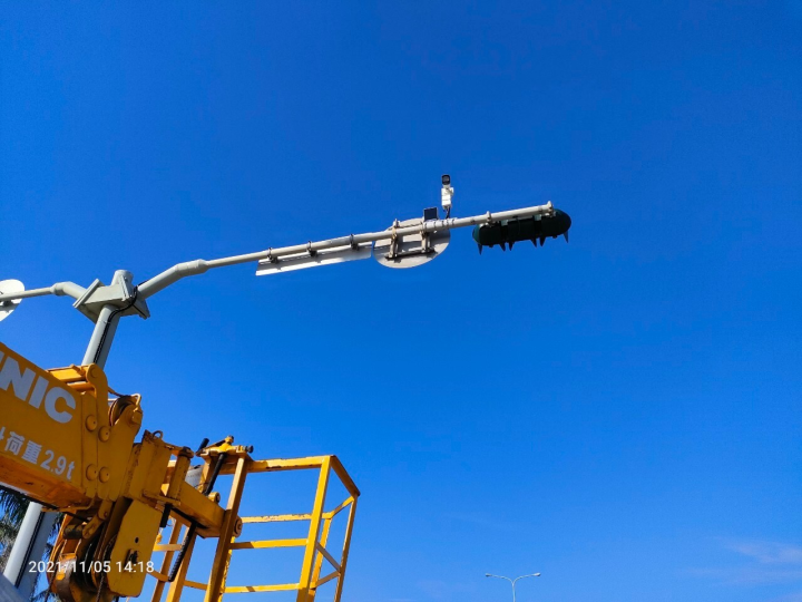 公路總局在省道多處重點路段建置的高解析度CCTV，結合AI及5G，可即時偵測車流量並即時調整號誌、紓解車流，預計2年後在100處路口建置完成這樣的智慧化設施。(公路總局提供)