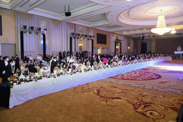 台灣APEC領袖代表、台積電創辦人張忠謀（左）和夫人張淑芬（左2）17日晚間出席APEC經濟領袖歡迎晚宴（AELM Gala Dinner）。（台灣代表團提供）