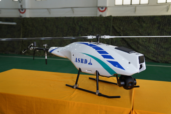 國家中山科學研究院15日邀請媒體參訪軍用無人機發展狀況，現場靜態展示軍用旋翼型無人機。