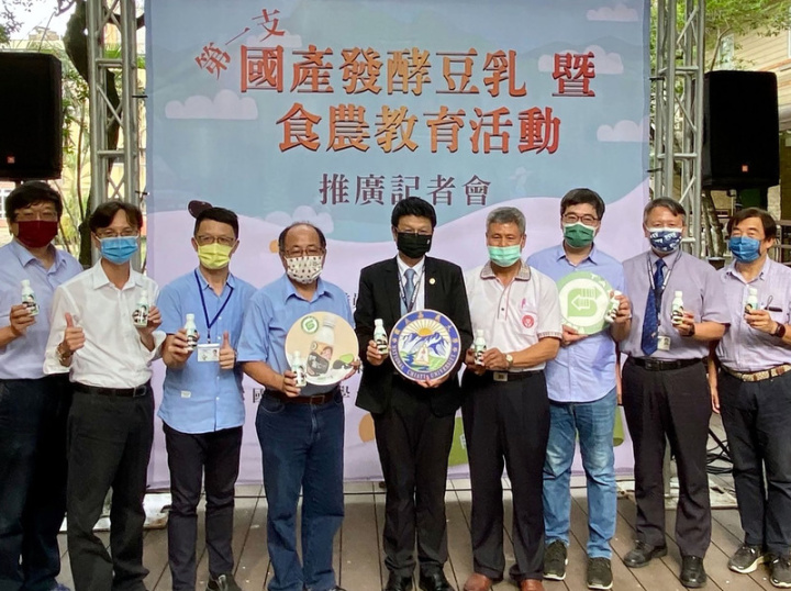 嘉義大學21日舉辦國產發酵豆乳暨食農教育活動，校長林翰謙（中）表示，優質國產發酵豆乳能讓更多微量元素能被人體細胞吸收，除了風味佳，更能提升身體抵抗力。