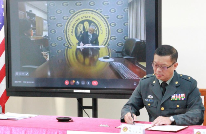 國防大學管理學院與美國格蘭布林州立大學簽訂「學術交流與合作協議書」。（國防大學提供）