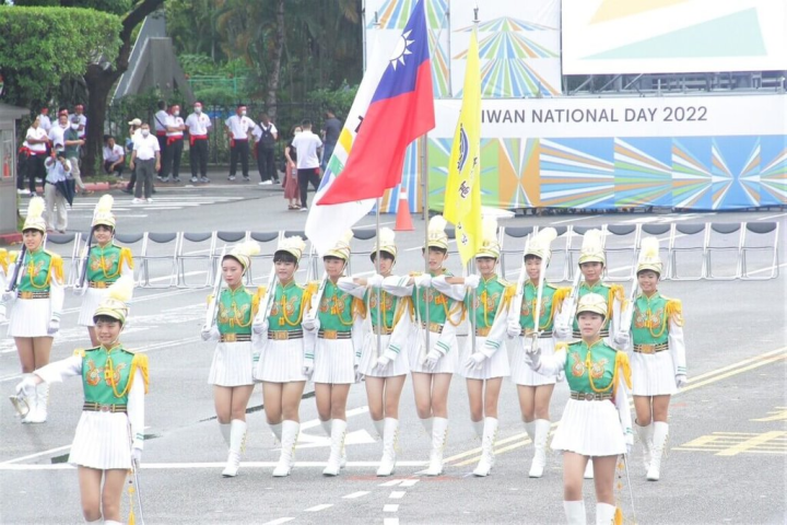 北一女樂旗儀隊睽違18年再度受邀，將前進美國參與2023帕莎蒂娜玫瑰花車遊行。圖為111年國慶大會表演畫面。（慶籌會提供）