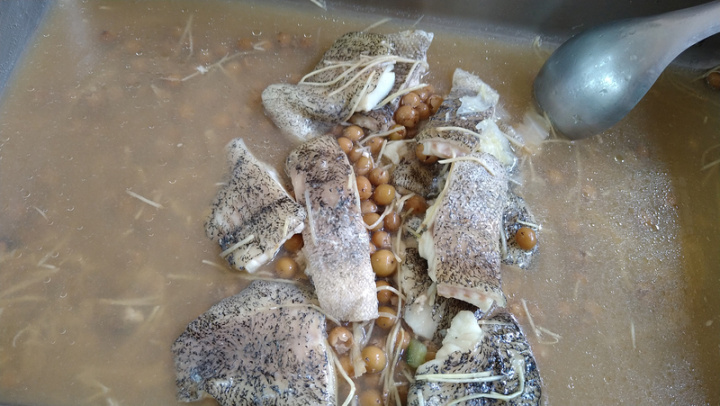 嘉義縣朴子市大同國小中央廚房7日揭牌啟用，配合行政院「班班吃石斑」政策，中午清蒸石斑魚（圖）讓師生大啖高價海鮮。