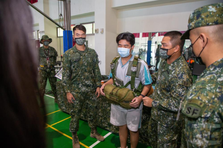 鍾少鏞吸收許多部隊新知，增添職涯規劃資訊。