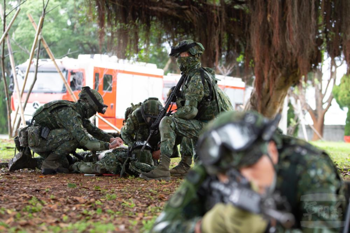 特戰官兵模擬在戰火下，對負傷同袍完成初步包紮。