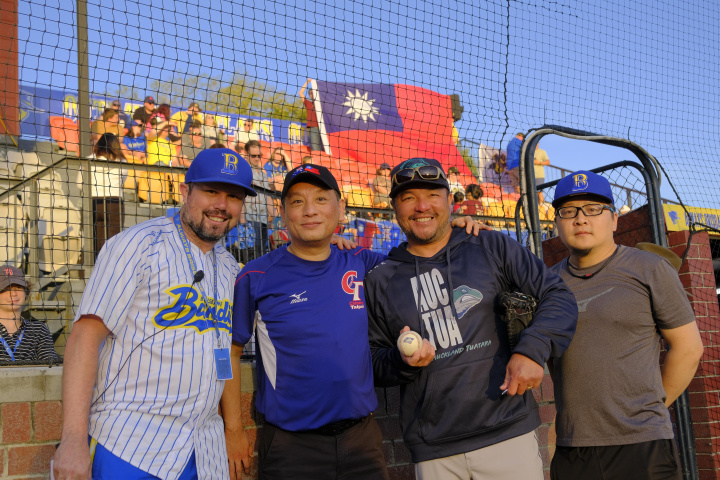 擔任開球嘉賓的陶令文及葉明煌教練與主持人及主辦人於巨幅國旗前合影