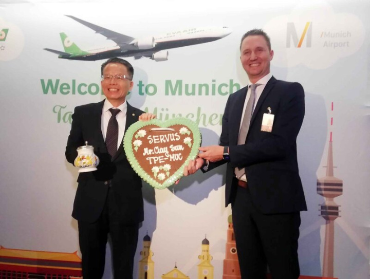 長榮航空3日首航台北-慕尼黑，慕尼黑國際機場資深副總經理奧利佛．德爾許（Oliver Dersch）（右）致贈愛心薑餅及印有巴伐利亞邦徽的特製啤酒杯給長榮航空總經理孫嘉明（左），表達歡迎。