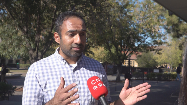 西北大學印度裔研究生賈格代爾參觀史丹佛大學時說，在即將畢業之際看到企業裁員，感到焦慮不安。