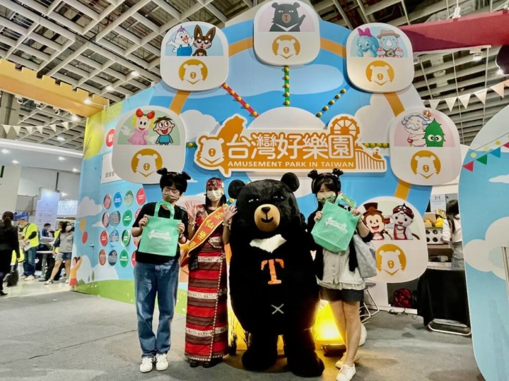 台北國際旅展5日進入第2天，交通部觀光局打造「台灣好樂園館」，以主題樂園元素融入寓教於樂的互動遊戲，營造滿滿歡樂氛圍與智趣體驗。（交通部觀光局提供）