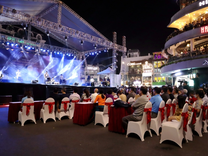 慶祝台越互設代表處30週年，2022台灣文化觀光宣傳活動19日起一連兩天在越南河內市還劍湖畔的東京義塾廣場舉行，邀請民眾欣賞藝文表演與品嚐台灣美食，兩天活動吸引近萬人次共襄盛舉。