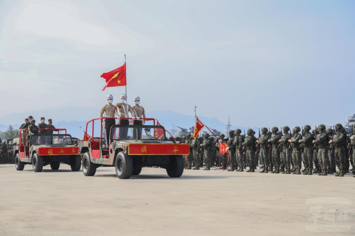 馬中將校閱部隊。（陸指部提供）